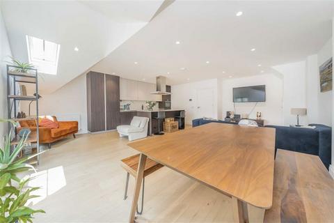 2 bedroom flat for sale, Huddlestone Road, London NW2