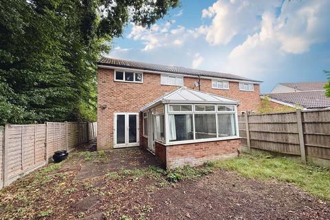 26 Rowhedge, Brentwood, CM13 2TS