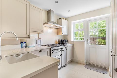 1 Charles Drive, Thame, OX9 3XU