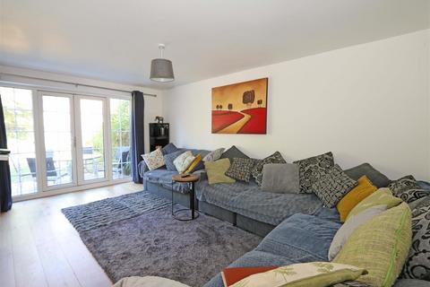 1 Charles Drive, Thame, OX9 3XU