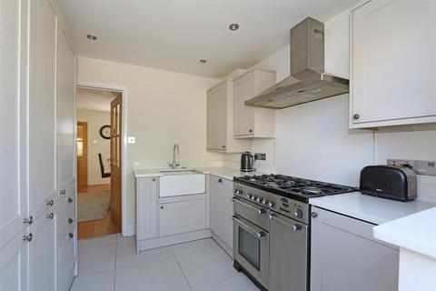 1 Charles Drive, Thame, OX9 3XU