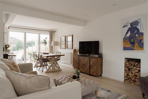 17 Lynn Walk, Reigate, RH2 7NZ