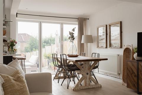 17 Lynn Walk, Reigate, RH2 7NZ