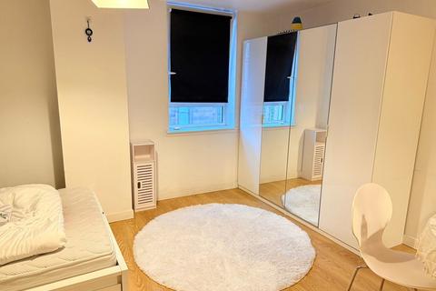 Studio to rent, Sauchiehall Street , City Centre