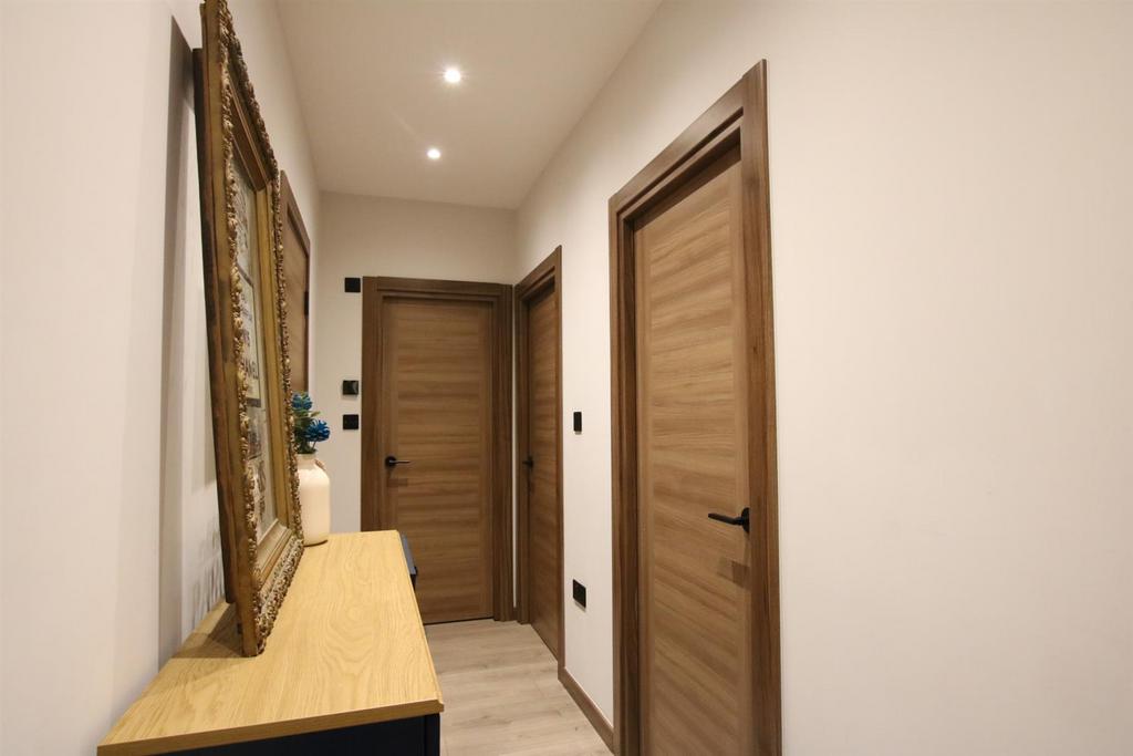 Bridge House3-hall.JPG