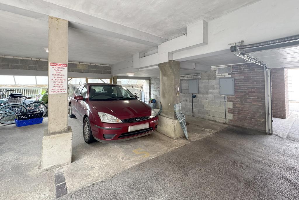5 HM Parking