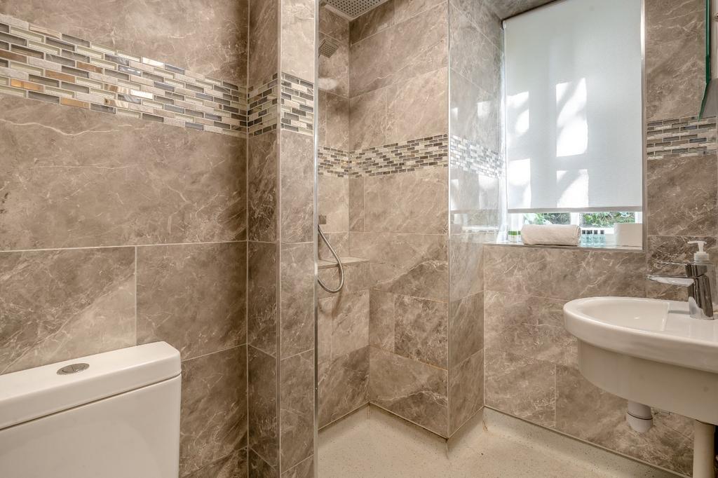 Separate Shower Room