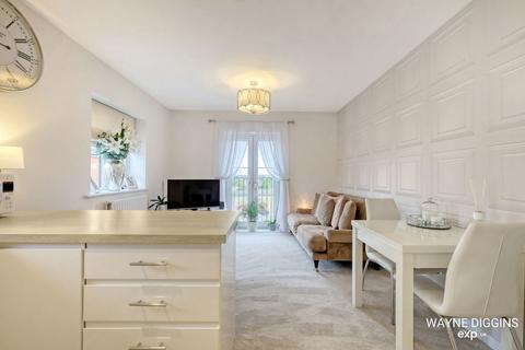 2 bedroom flat for sale, School Avenue, Laindon SS15