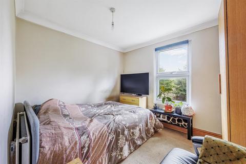 71 Gunnersbury Lane, London, W3 8HG