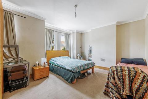 71 Gunnersbury Lane, London, W3 8HG