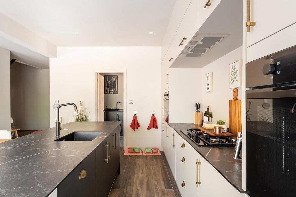 3 C5 LBY - Kitchen Diner E.jpg