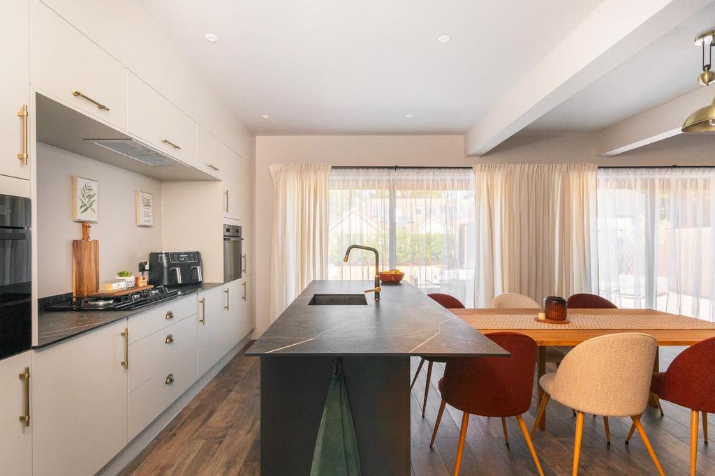 3 C5 LBY - Kitchen Diner D.jpg