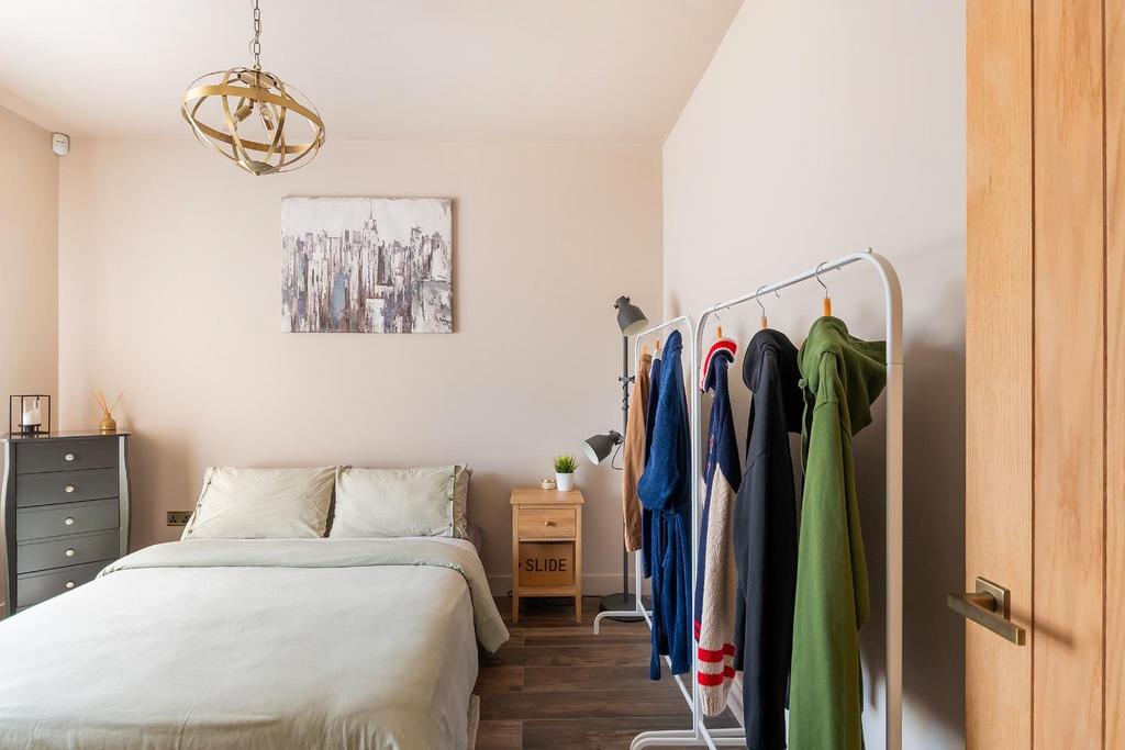 3 C5 LBY - Bedroom M.jpg