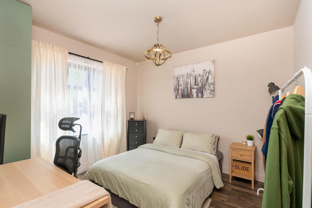 3 C5 LBY - Bedroom L.jpg