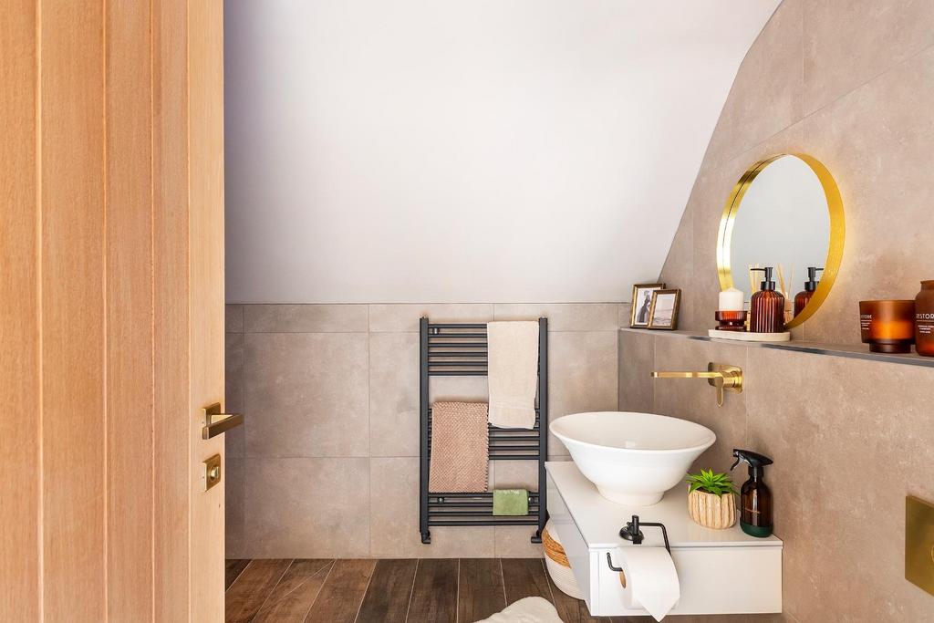3 C5 LBY - Bathroom B.jpg