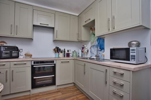 Flat 3, 8 Castle Avenue, Dover, CT16 1HA