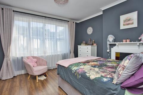 Flat 3, 8 Castle Avenue, Dover, CT16 1HA