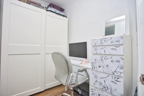 Flat 3, 8 Castle Avenue, Dover, CT16 1HA