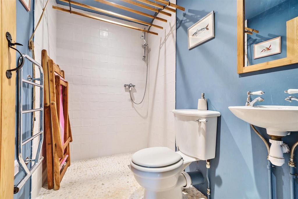 Cloakroom./Downstairs Shower Room