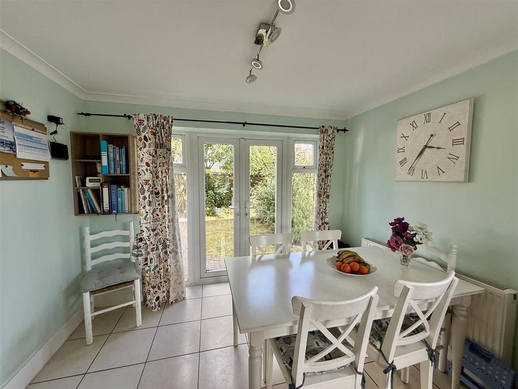Kitchen/Dining Room: