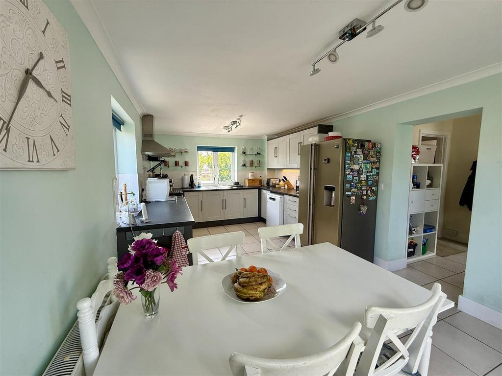 Kitchen/Dining Room: