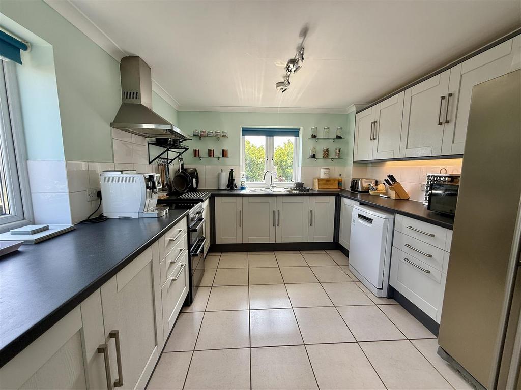 Kitchen/Dining Room: