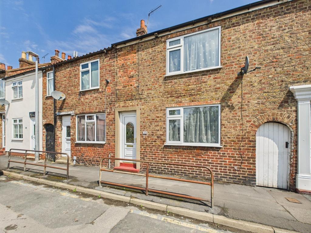 4 Bedroom Mid Terrace House - For Sale