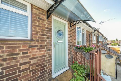 2 bedroom flat for sale, The Broadway, New Haw, KT15