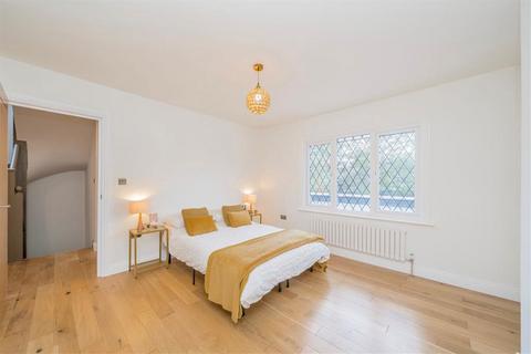 75 Greenfield Gardens, London, NW2 1HU
