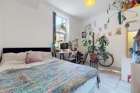 4 bedroom flat to rent, Burton Road, Kilburn NW6