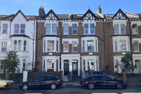 4 bedroom flat to rent, Burton Road, Kilburn NW6