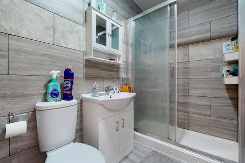 4 bedroom flat to rent, Burton Road, Kilburn NW6