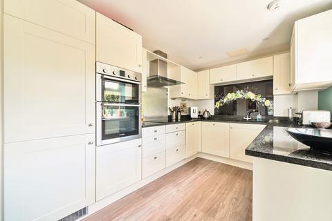 43 Beacon Crescent, Hindhead, GU26 6UG