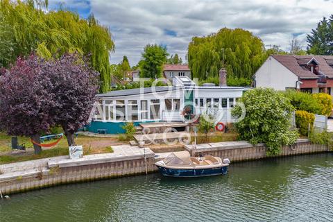 4 bedroom bungalow for sale, Riverside, Wraysbury, Middlesex, TW19