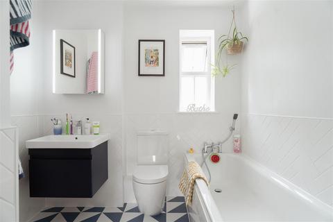 15 Howard Place, Reigate, RH2 9NP