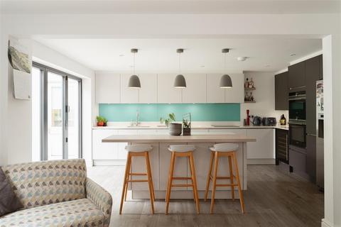 15 Howard Place, Reigate, RH2 9NP