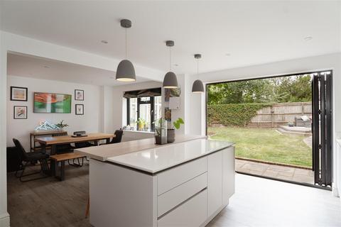 15 Howard Place, Reigate, RH2 9NP