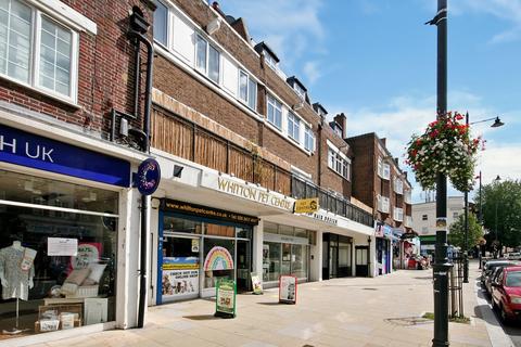 2 bedroom flat to rent, Whitton High Street