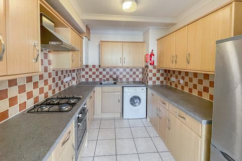 2 bedroom flat to rent, Whitton High Street