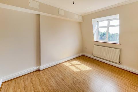 2 bedroom flat to rent, Whitton High Street