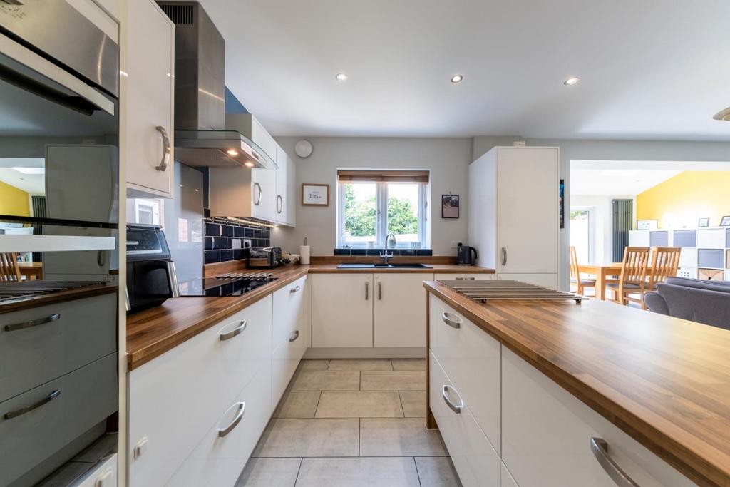 30 Thistle Close-003.jpg