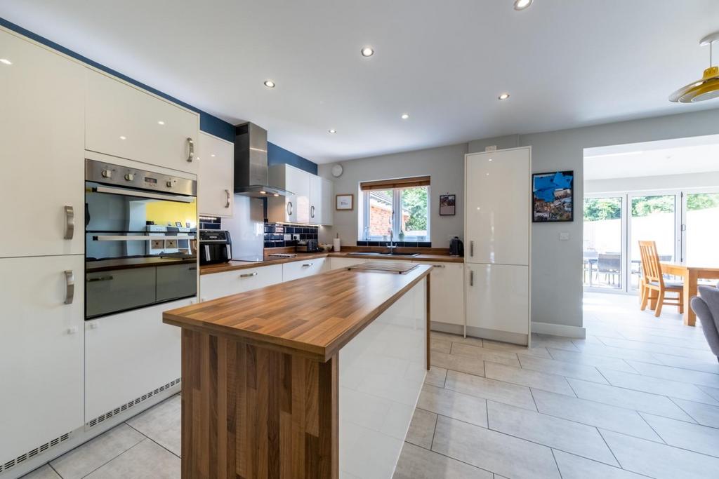30 Thistle Close-002.jpg