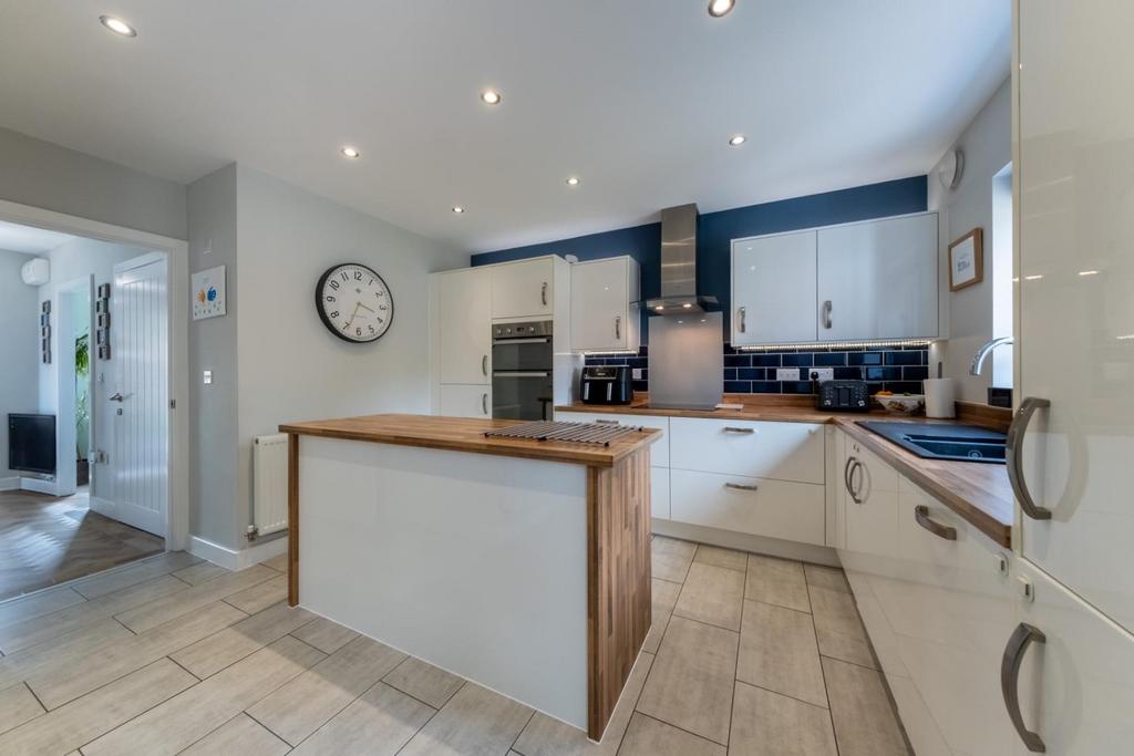 30 Thistle Close-001.jpg