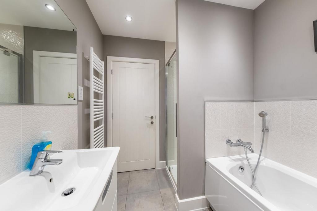 30 Thistle Close-043.jpg