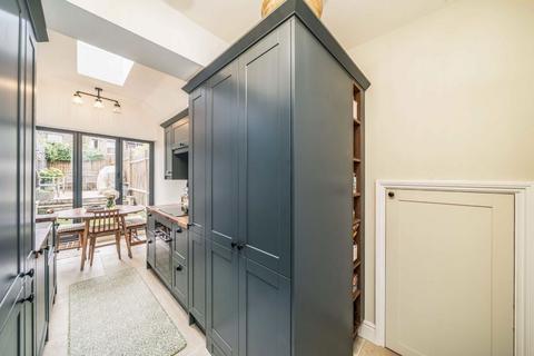 2 bedroom flat for sale, Cambray Road, London SW12