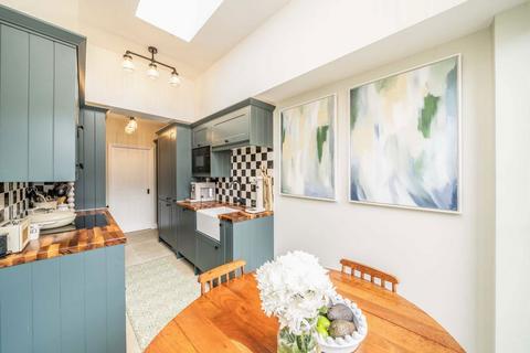 2 bedroom flat for sale, Cambray Road, London SW12