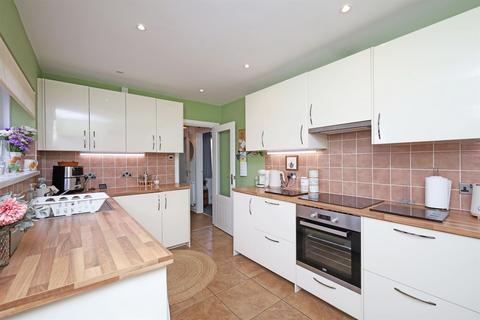 4 bedroom detached house for sale, Queensway, NG31