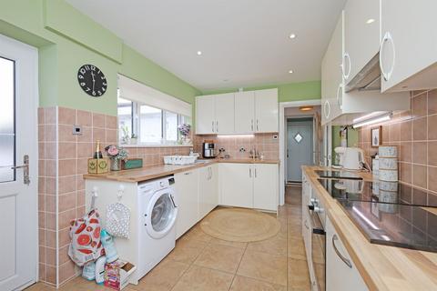 4 bedroom detached house for sale, Queensway, NG31