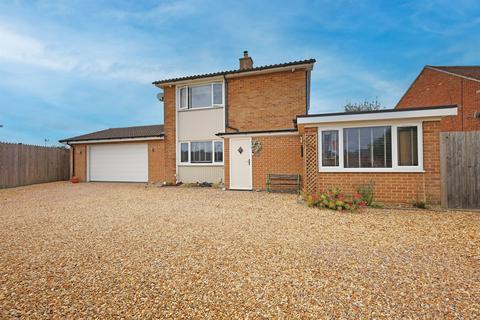 4 bedroom detached house for sale, Queensway, NG31