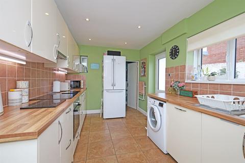 4 bedroom detached house for sale, Queensway, NG31